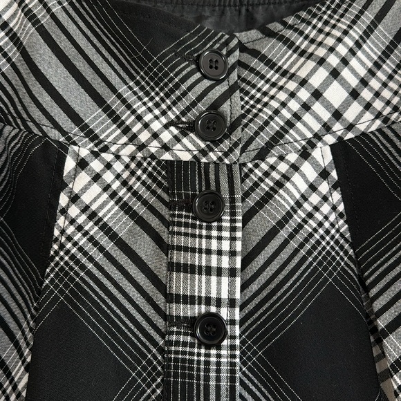 H&M  0 Black white skirt lined and pockets on the side. - Picture 3 of 5